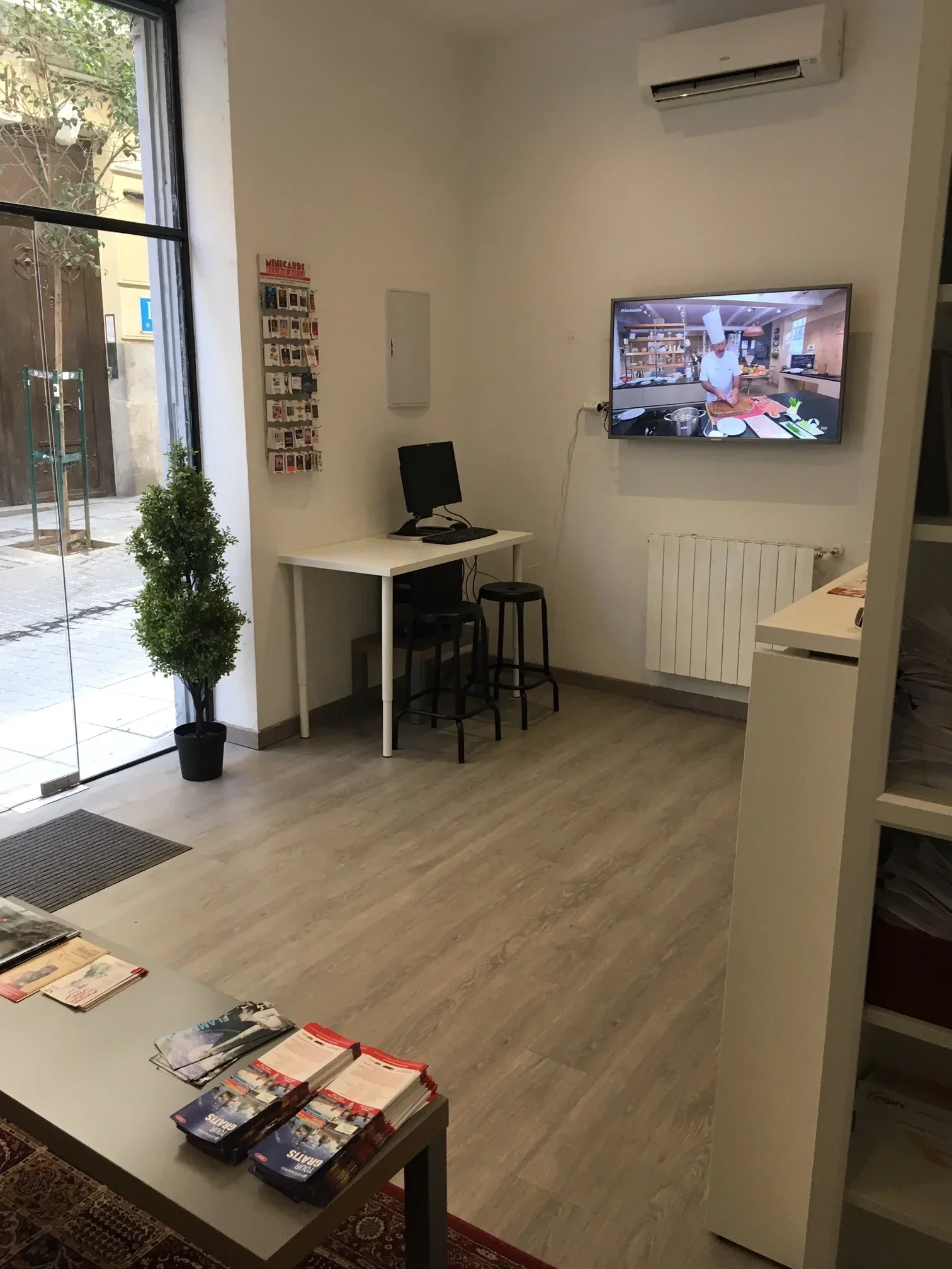 Functional reception space with minimalist aesthetic